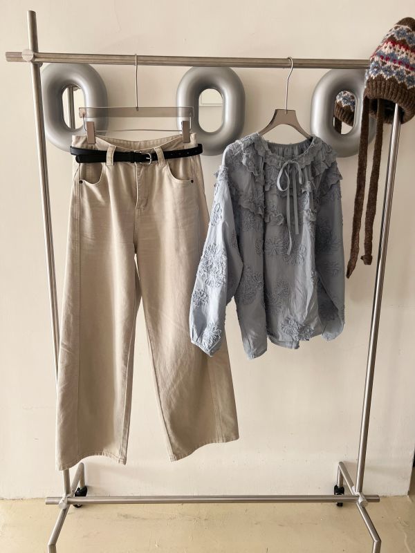 布蕾絲純棉上衣 純棉上衣、布蕾絲上衣、日系長袖上衣、甜美上衣、棉質長袖、粉藍上衣、杏色上衣、日系穿搭、氣質女裝、百搭上衣