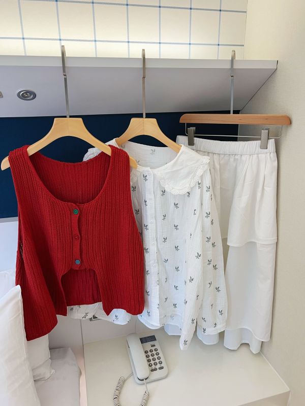 設計款彩釦針織背心 設計針織背心、彩釦背心、百搭背心、日系穿搭、層次穿搭、棉質針織、秋冬背心