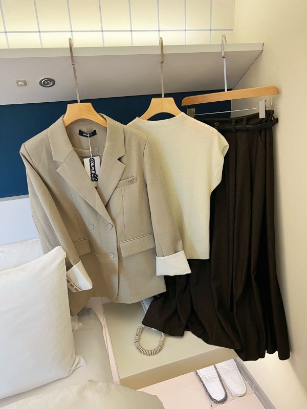 蝴蝶結西裝外套 蝴蝶結西裝外套、西裝外套、秋冬外套、優雅上衣、職場穿搭、女裝外套、百搭外套、時尚西裝、通勤外套、修身西裝、蝴蝶結上衣、質感外套