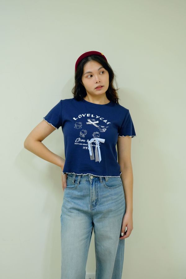 kitty蝴蝶結滾邊上衣 蝴蝶結上衣、卡通風短袖T恤、女生可愛風上衣、日系甜美穿搭、俏皮風格衣服、可愛圖案T恤、女孩卡通上衣推薦、短袖百搭上衣