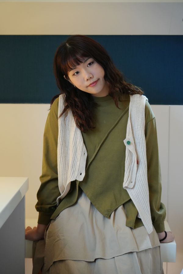 設計款彩釦針織背心 設計針織背心、彩釦背心、百搭背心、日系穿搭、層次穿搭、棉質針織、秋冬背心