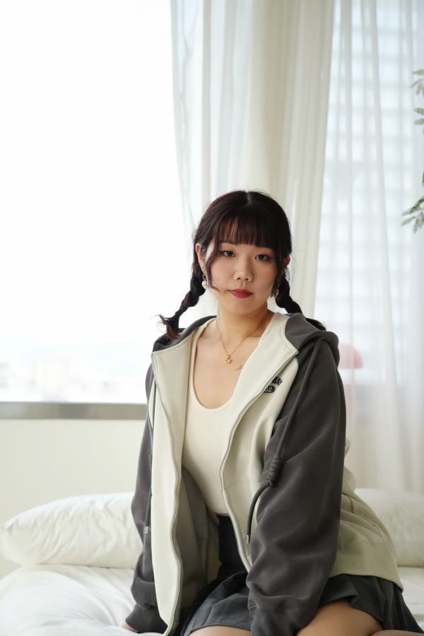 刺繡拼接連帽外套 刺繡外套、拼接連帽外套、日系衛衣外套、休閒上衣、百搭連帽、女裝外套、棉質外套、日系穿搭、街頭風外套、舒適衛衣