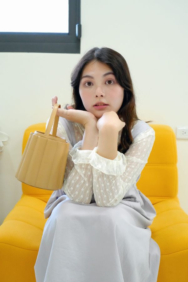 淡花透膚打底上衣 透膚打底上衣、透膚系穿搭、氣質長袖推薦、層次穿搭內搭款、日系內搭上衣、長袖輕薄上衣推薦