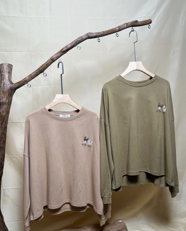 刺繡狗勾落肩T恤 刺繡狗勾T恤、落肩T恤、寬鬆上衣、可愛T恤、百搭上衣、休閒T恤、秋冬上衣、趣味刺繡T恤、日常穿搭上衣、舒適T恤、女款落肩T恤