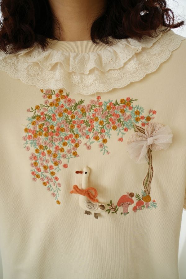 立體鴨鴨刺繡大學T 立體鴨鴨刺繡大學T、大學T、刺繡上衣、袖蕾絲設計上衣、秋冬女上衣、休閒上衣、百搭大學T、趣味刺繡上衣、日常穿搭上衣、女長袖上衣、秋冬百搭上衣、可愛刺繡上衣