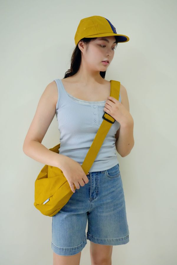 簡約層次假兩件背心 假兩件背心、層次感穿搭、百搭無袖上衣、女生背心推薦、夏季假兩件、一件多層次穿搭、通勤背心上衣、假兩件造型單品