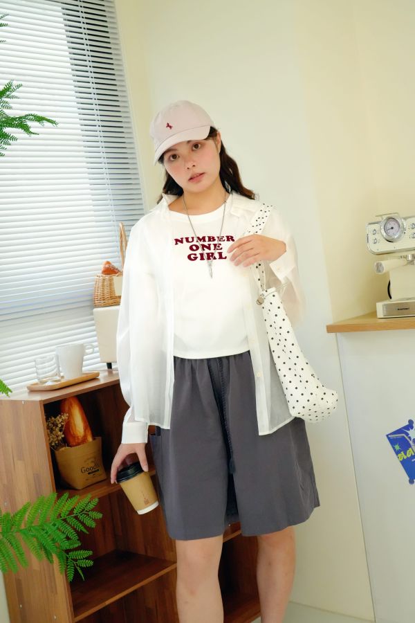 植絨字母顯腰身上衣 植絨字母上衣、顯腰身T恤、修身短袖上衣、字母設計T恤、女生短版上衣、高腰搭配上衣、簡約時尚上衣、貼身剪裁T恤