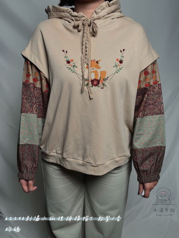刺繡小狐狸拼接帽t 刺繡小狐狸帽T、拼接帽T、休閒帽T、秋冬帽T、百搭帽T、女帽T、刺繡上衣、寬鬆帽T、日常穿搭上衣、趣味刺繡帽T、休閒上衣、秋冬百搭上衣