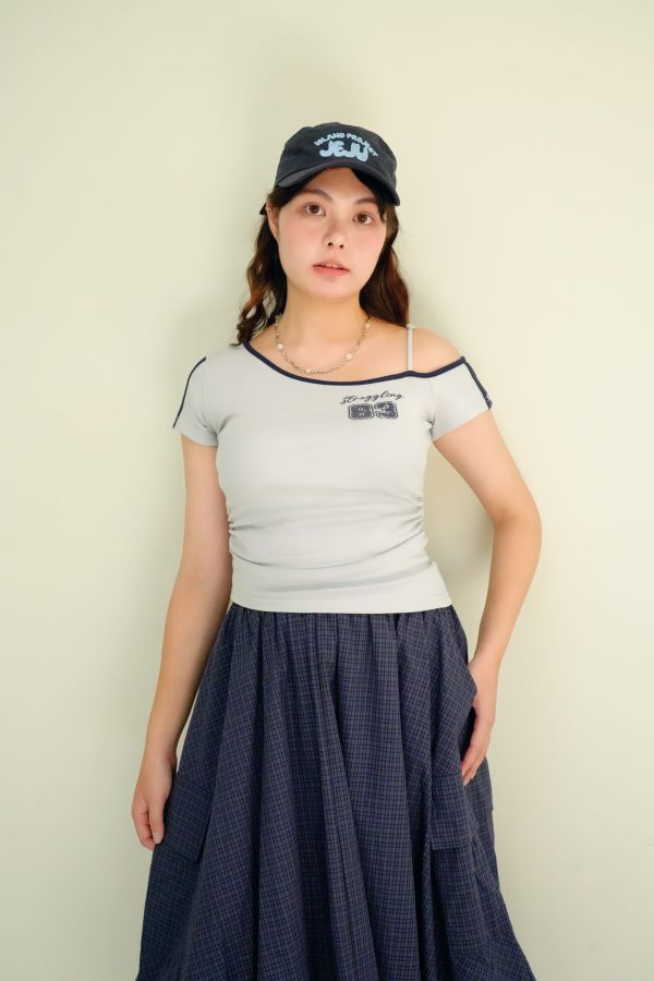 微辣香肩貼身短T 微辣短T、女生貼身短T、露肩T恤推薦、顯鎖骨短T、夏季修身上衣、街頭感穿搭、高腰穿搭上衣、短版T恤推薦