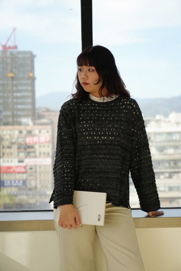 混織洞洞設計上衣 洞洞上衣、混織針織、羊毛混紡上衣、日系針織、透氣上衣、設計款上衣、針織長袖、休閒上衣、層次穿搭、秋冬針織