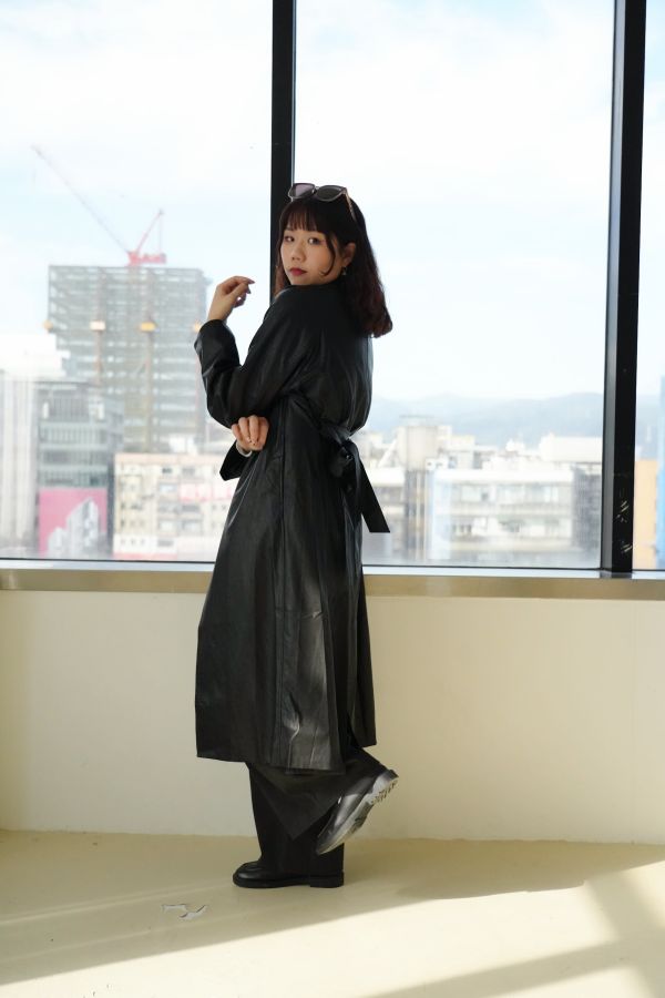 最有氣勢的長款皮衣 長款皮衣、霸氣皮衣、皮革外套、秋冬皮衣、個性皮衣、長版外套、街頭風皮衣、時尚皮衣、百搭皮衣、女皮衣、通勤皮衣、秋冬外套