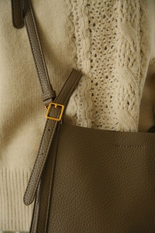 絲巾荔枝紋通勤包 荔枝紋通勤包、絲巾小包、日系手提包、氣質通勤包、百搭包款、日系包包、實用小包、手提通勤包、女裝包、荔枝紋包