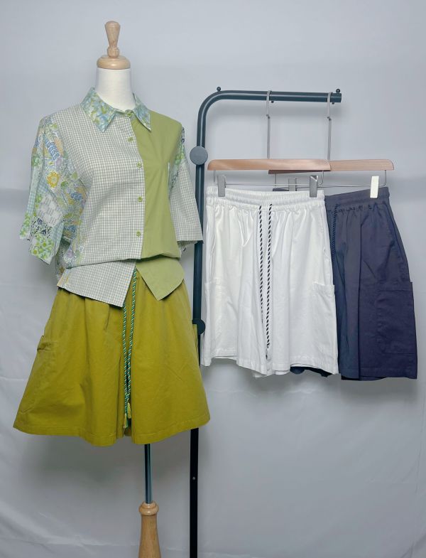 撞色抽繩五分褲 撞色五分褲、抽繩短褲、五分褲推薦、街頭風短褲、男女款五分褲、夏季百搭短褲、拼接風格短褲