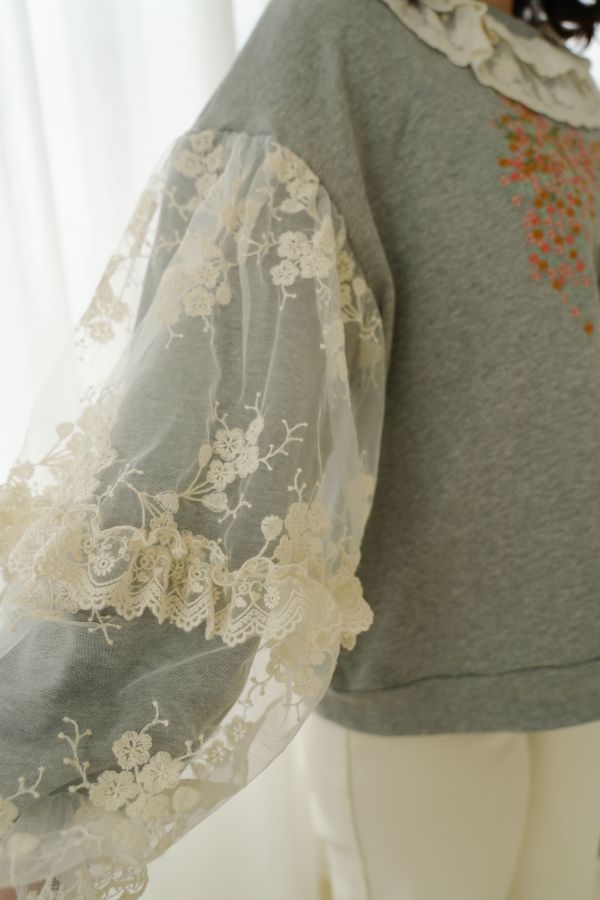 立體鴨鴨刺繡大學T 立體鴨鴨刺繡大學T、大學T、刺繡上衣、袖蕾絲設計上衣、秋冬女上衣、休閒上衣、百搭大學T、趣味刺繡上衣、日常穿搭上衣、女長袖上衣、秋冬百搭上衣、可愛刺繡上衣