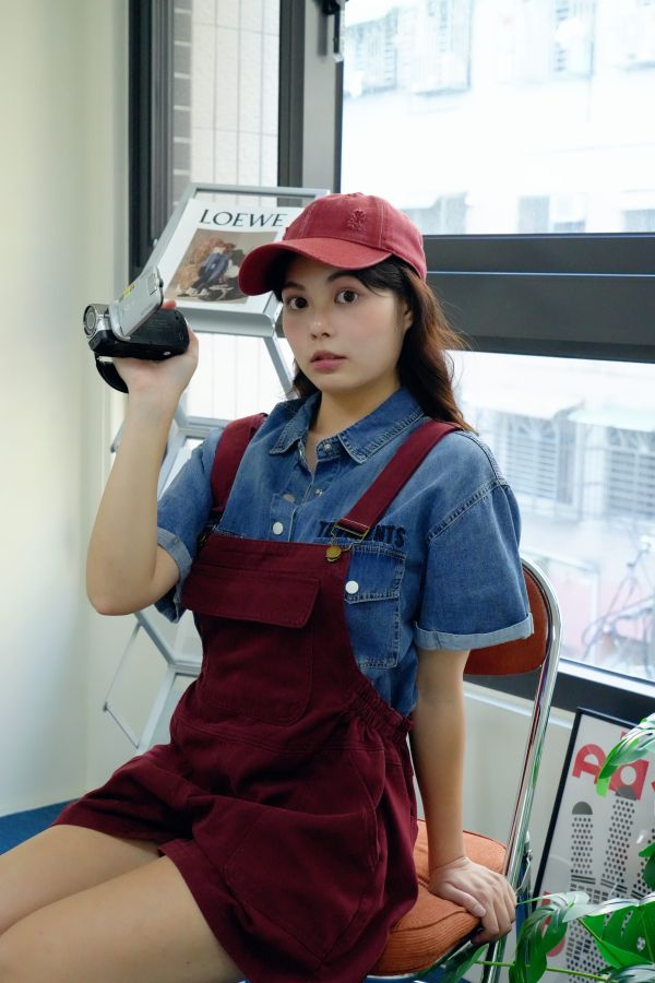 咖啡館漫步 吊帶短褲 咖啡館漫步吊帶短褲、吊帶短褲、日系吊帶褲、紅色吊帶短褲、奶卡色吊帶短褲、復古吊帶褲、夏季短褲、日常穿搭短褲、甜美吊帶短褲、休閒吊帶褲、女生短褲、百搭吊帶短褲、韓系吊帶短褲、輕鬆穿搭、街頭休閒短褲