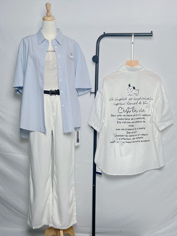 狗狗日常襯衫 插畫風襯衫、狗狗圖案襯衫、可愛風襯衫推薦、女生寬鬆襯衫、狗狗印花穿搭、輕鬆休閒風