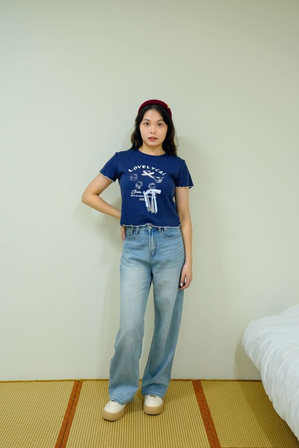 kitty蝴蝶結滾邊上衣 蝴蝶結上衣、卡通風短袖T恤、女生可愛風上衣、日系甜美穿搭、俏皮風格衣服、可愛圖案T恤、女孩卡通上衣推薦、短袖百搭上衣