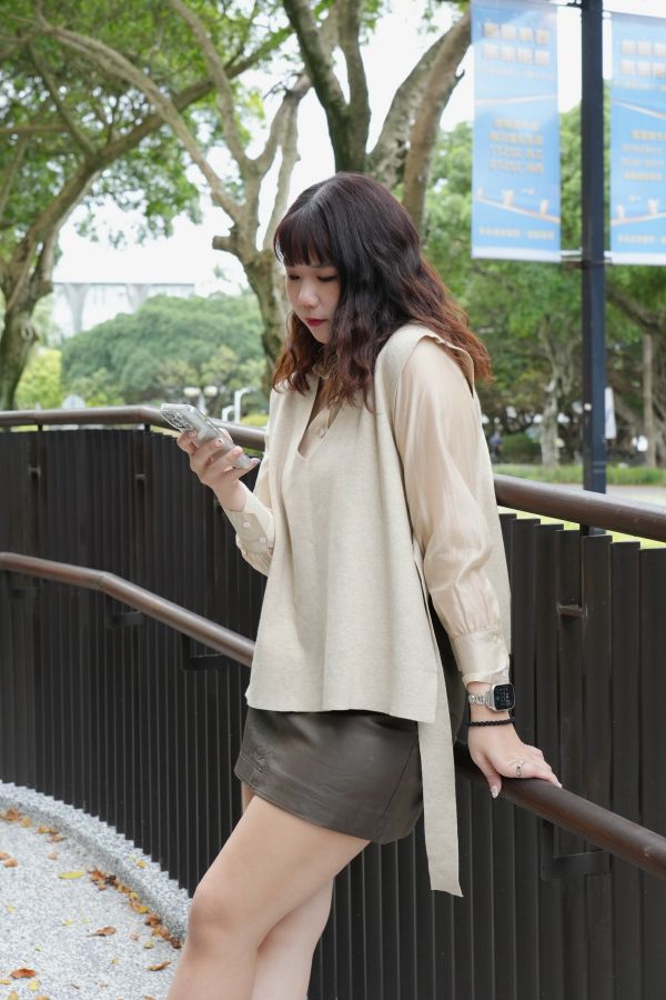 專櫃款設計包芯紗背心 包芯紗背心、專櫃款背心、日系針織上衣、氣質背心、百搭針織、女裝背心、舒適毛衣、日系穿搭、通勤上衣、設計款背心