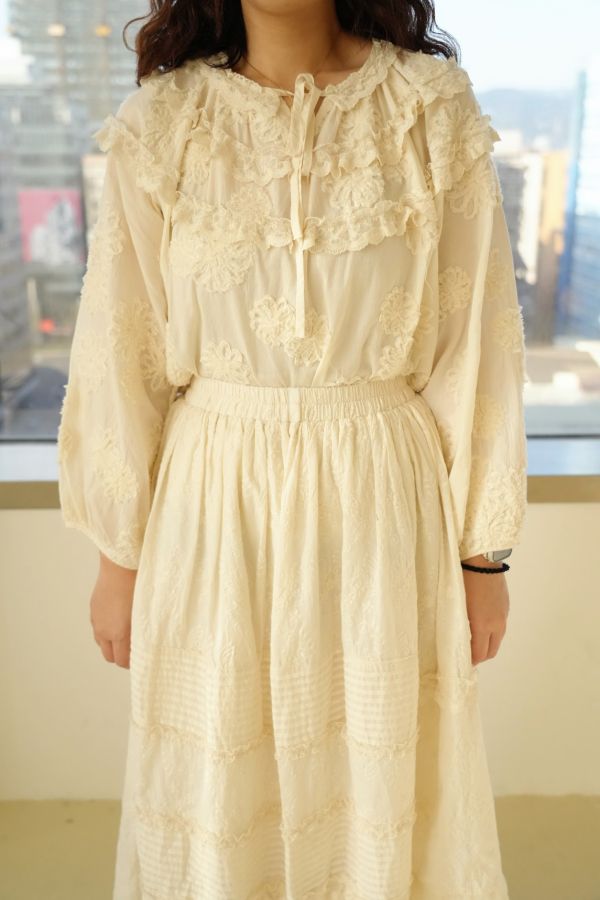 布蕾絲純棉上衣 純棉上衣、布蕾絲上衣、日系長袖上衣、甜美上衣、棉質長袖、粉藍上衣、杏色上衣、日系穿搭、氣質女裝、百搭上衣