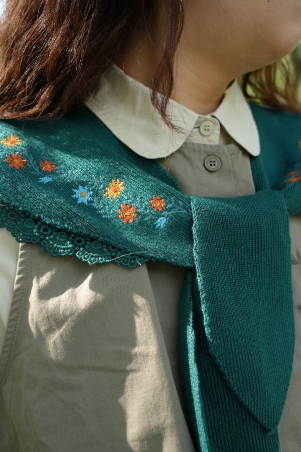 蕾絲刺繡針織領巾 針織領巾、蕾絲刺繡圍巾、日系領巾、氣質圍巾、百搭配件、女裝領巾、舒適圍巾、秋冬配件、日系穿搭、針織圍巾