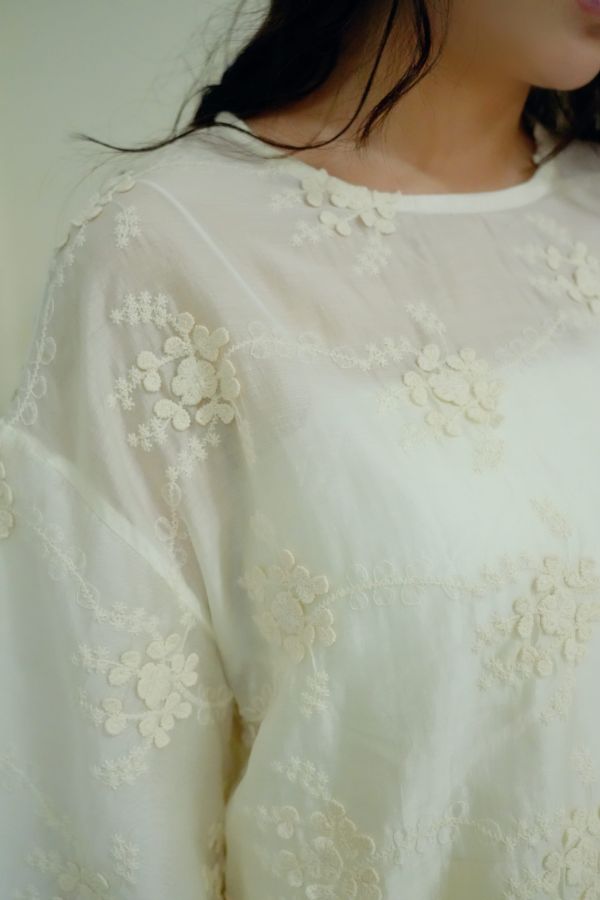 飛飛袖天絲繡花上衣 天絲上衣、天絲繡花上衣、日系上衣、氣質上衣、透氣上衣、夏季上衣、女裝上衣、百搭上衣、刺繡上衣、天絲女裝、天絲襯衫、天絲短袖