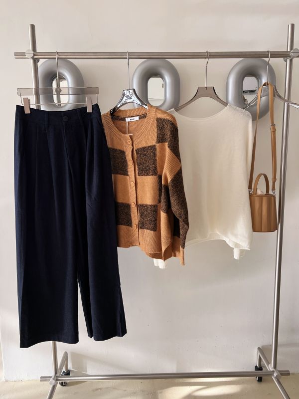 寬鬆格紋針織外套 格紋針織外套、寬鬆毛衣外套、日系針織、百搭外套、女裝針織、舒適針織、秋冬上衣、日系穿搭、休閒毛衣、格紋上衣