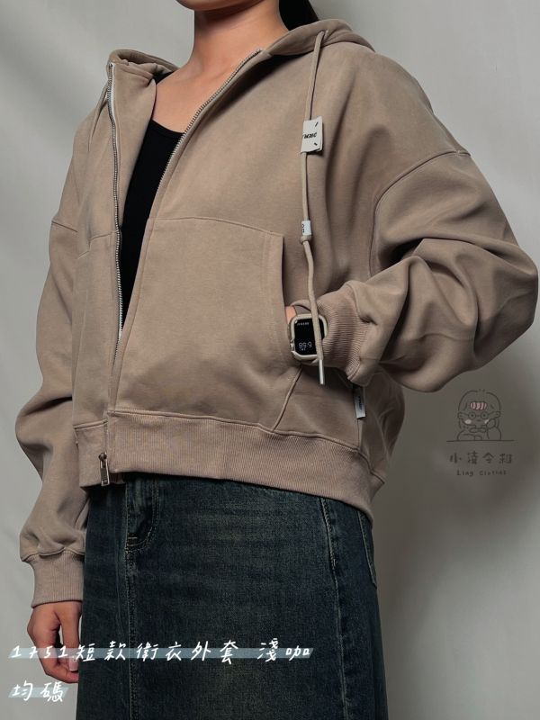 短款衛衣外套 短款衛衣外套、短版休閒上衣、日系外套、淺咖色衛衣、百搭外套、女裝衛衣、舒適上衣、日系穿搭、休閒短款外套、秋冬上衣