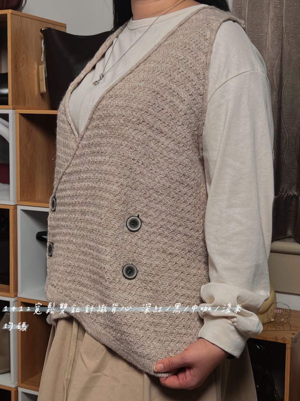 寬鬆雙釦針織背心 針織背心、雙釦背心、寬鬆背心、日系背心、層次穿搭、無袖上衣、休閒背心、百搭背心、女裝上衣、針織單品