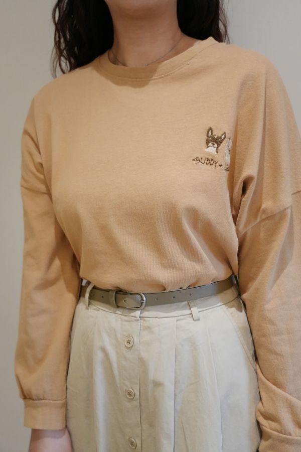 刺繡狗勾落肩T恤 刺繡狗勾T恤、落肩T恤、寬鬆上衣、可愛T恤、百搭上衣、休閒T恤、秋冬上衣、趣味刺繡T恤、日常穿搭上衣、舒適T恤、女款落肩T恤