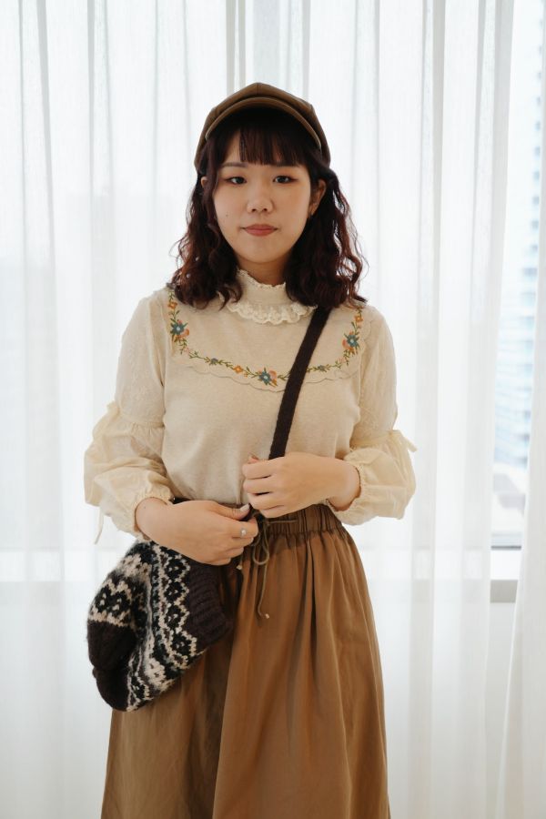 拼接蕾絲刺繡上衣 拼接蕾絲刺繡上衣、蕾絲刺繡上衣、拼接上衣、秋冬女上衣、百搭上衣、優雅上衣、女上衣、休閒上衣、通勤上衣、約會上衣、浪漫刺繡上衣、秋冬穿搭上衣