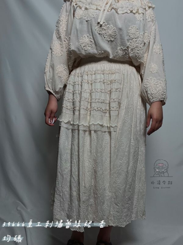 重工刺繡蕾絲裙 重工刺繡蕾絲裙、刺繡蕾絲半身裙、秋冬半身裙、女洋裝、優雅裙、浪漫裙、百搭裙、通勤洋裝、約會裙、正式場合裙、秋冬百搭洋裝、質感裙