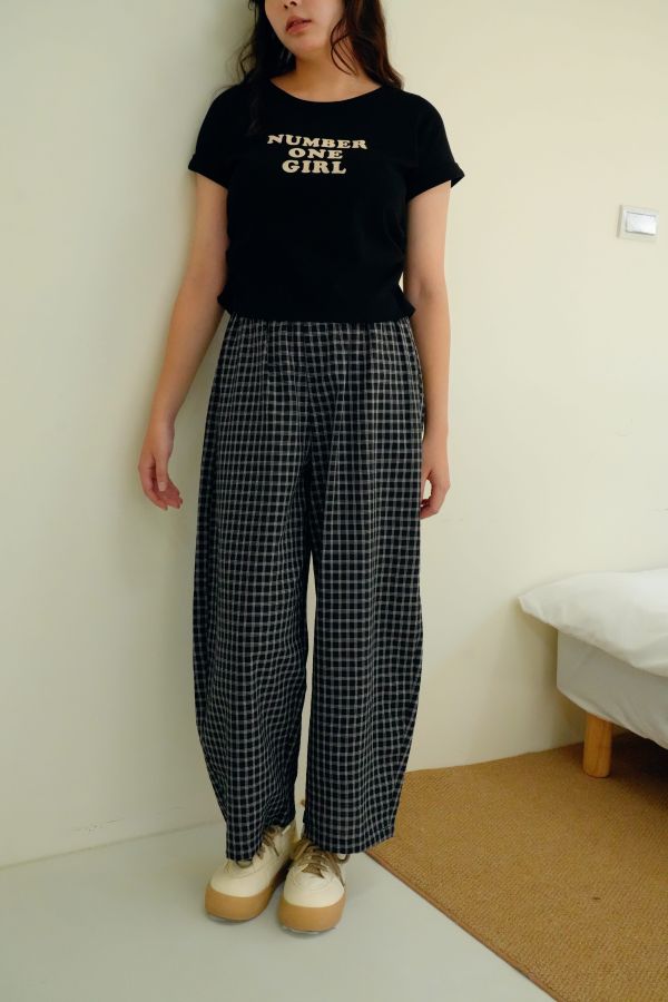 涼涼格紋蘿蔔褲 格紋蘿蔔褲、蘿蔔褲推薦、透氣涼感褲子、顯瘦版型褲、清新格紋褲、女生休閒長褲、夏日必備穿搭