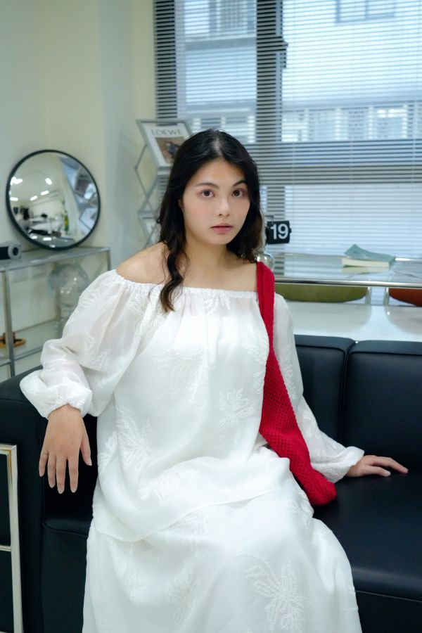 落花刺繡套裝 刺繡套裝、落花刺繡、質感套裝、文青穿搭推薦、兩件式套裝女、優雅套裝、約會穿搭、長裙套裝、秋季女裝推薦、氣質女裝