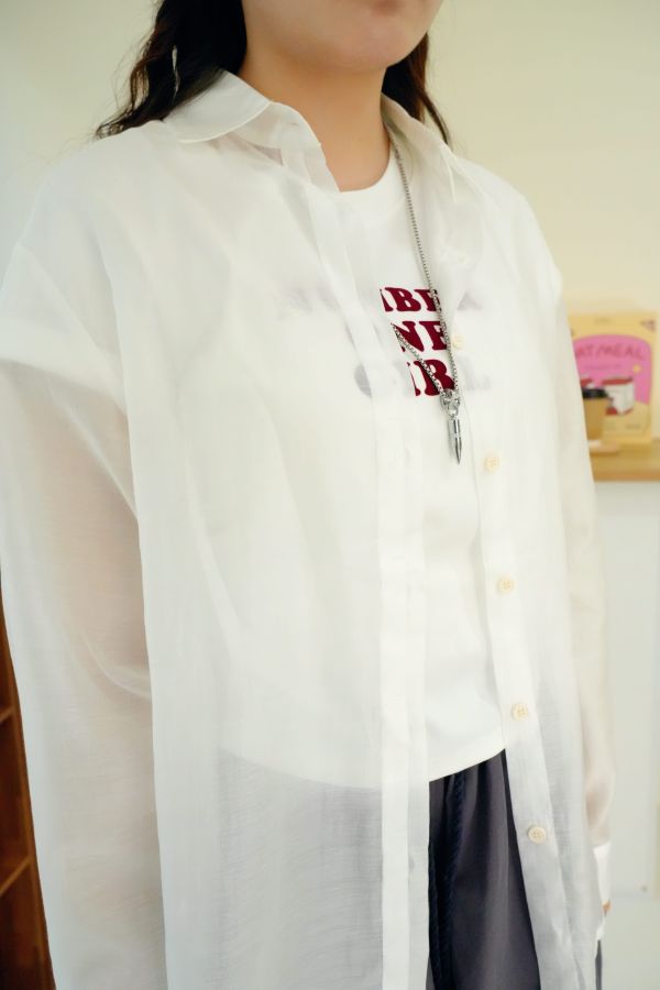 霧光天絲襯衫 天絲材質襯衫推薦、氣質感長袖上衣、輕薄天絲襯衫、柔霧光澤上衣、通勤穿搭襯衫、天絲長袖女裝、簡約氣質襯衫、女生質感上衣推薦