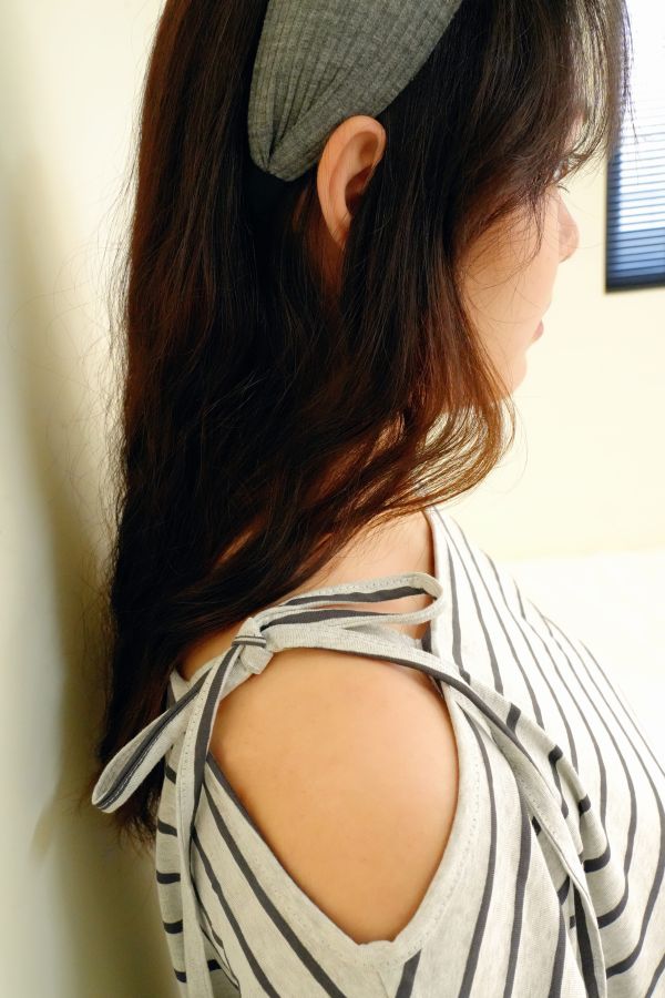 蜜雨樁織條紋Ｔ恤 條紋T恤, 斜肩綁帶上衣, 針織T恤, 百搭上衣, 蜜雨T恤, 女生條紋T, 舒適上衣, 日常穿搭上衣, 潮流上衣, 層次感上衣