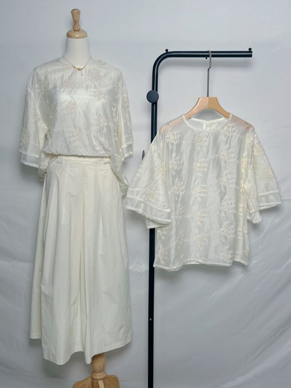 飛飛袖天絲繡花上衣 天絲上衣、天絲繡花上衣、日系上衣、氣質上衣、透氣上衣、夏季上衣、女裝上衣、百搭上衣、刺繡上衣、天絲女裝、天絲襯衫、天絲短袖