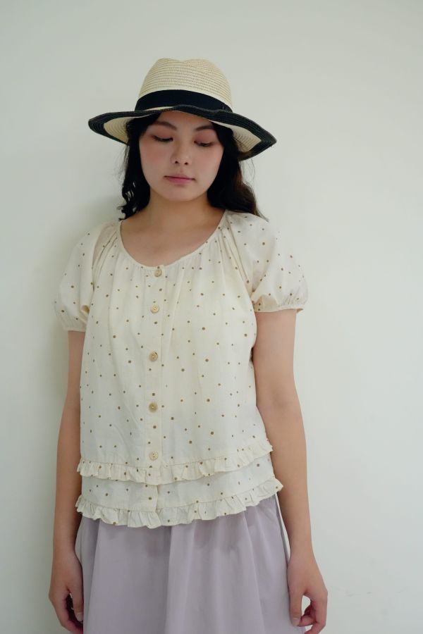 可愛裙擺圓點麻衫 圓點上衣、可愛風穿搭、森林系女裝、日系圓點衫、荷葉裙擺上衣、文青風格女裝、夏日上衣推薦