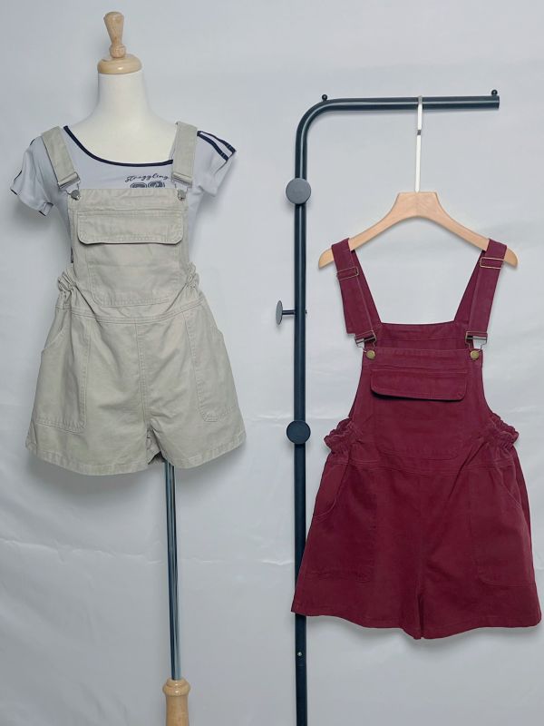 咖啡館漫步 吊帶短褲 咖啡館漫步吊帶短褲、吊帶短褲、日系吊帶褲、紅色吊帶短褲、奶卡色吊帶短褲、復古吊帶褲、夏季短褲、日常穿搭短褲、甜美吊帶短褲、休閒吊帶褲、女生短褲、百搭吊帶短褲、韓系吊帶短褲、輕鬆穿搭、街頭休閒短褲