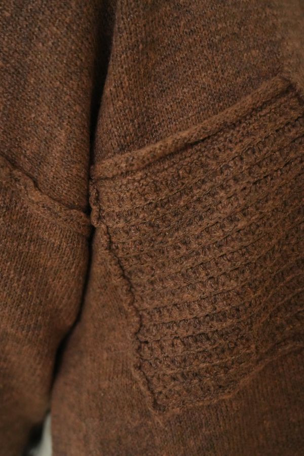 日系百搭側開上衣 日系側開上衣、側開衩上衣、羊毛混紡針織、百搭上衣、秋冬針織上衣、日系穿搭、咖色上衣、寬鬆針織、休閒長袖、混紡上衣