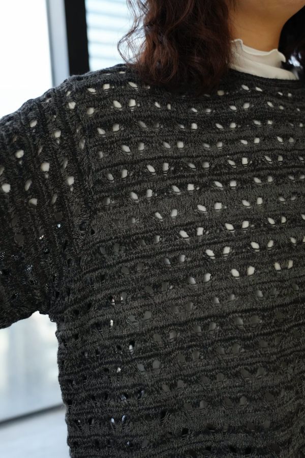 混織洞洞設計上衣 洞洞上衣、混織針織、羊毛混紡上衣、日系針織、透氣上衣、設計款上衣、針織長袖、休閒上衣、層次穿搭、秋冬針織