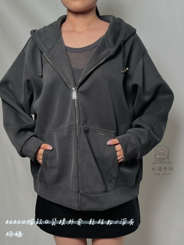 帽款口袋標外套 帽款口袋標外套、口袋外套、秋冬外套、街頭休閒外套、百搭外套、帽款外套、女外套、通勤外套、日常外套、休閒風衣、街頭風衣、秋冬帽款外套