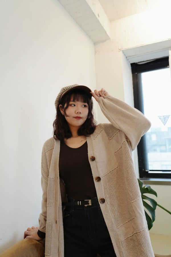 大版拼接針織外套 拼接針織外套、大版針織外套、寬鬆外套、羊毛針織外套、日系外套、設計款外套、秋冬針織、慵懶風外套、針織開衫、層次穿搭