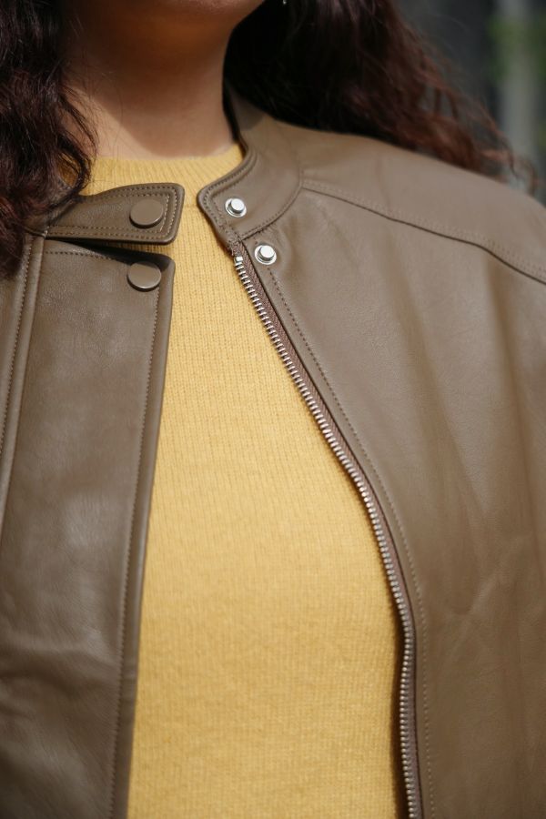 俐落短款皮衣 俐落短款皮衣、短款皮革外套、皮衣外套、秋冬外套、街頭風皮衣、時尚皮衣、百搭外套、女皮衣、短版皮衣、通勤外套、個性皮衣、皮革上衣