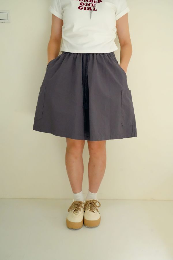 撞色抽繩五分褲 撞色五分褲、抽繩短褲、五分褲推薦、街頭風短褲、男女款五分褲、夏季百搭短褲、拼接風格短褲