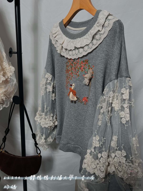 立體鴨鴨刺繡大學T 立體鴨鴨刺繡大學T、大學T、刺繡上衣、袖蕾絲設計上衣、秋冬女上衣、休閒上衣、百搭大學T、趣味刺繡上衣、日常穿搭上衣、女長袖上衣、秋冬百搭上衣、可愛刺繡上衣