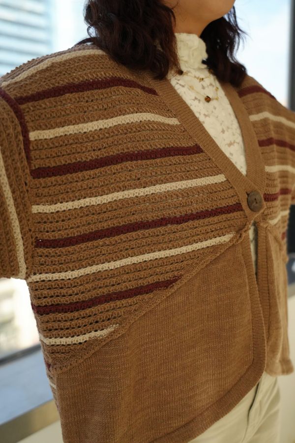 設計師款單釦針織外套 單釦針織外套、設計師款毛衣外套、日系針織、百搭外套、女裝針織、秋冬上衣、舒適針織、日系穿搭、簡約毛衣外套、通勤針織