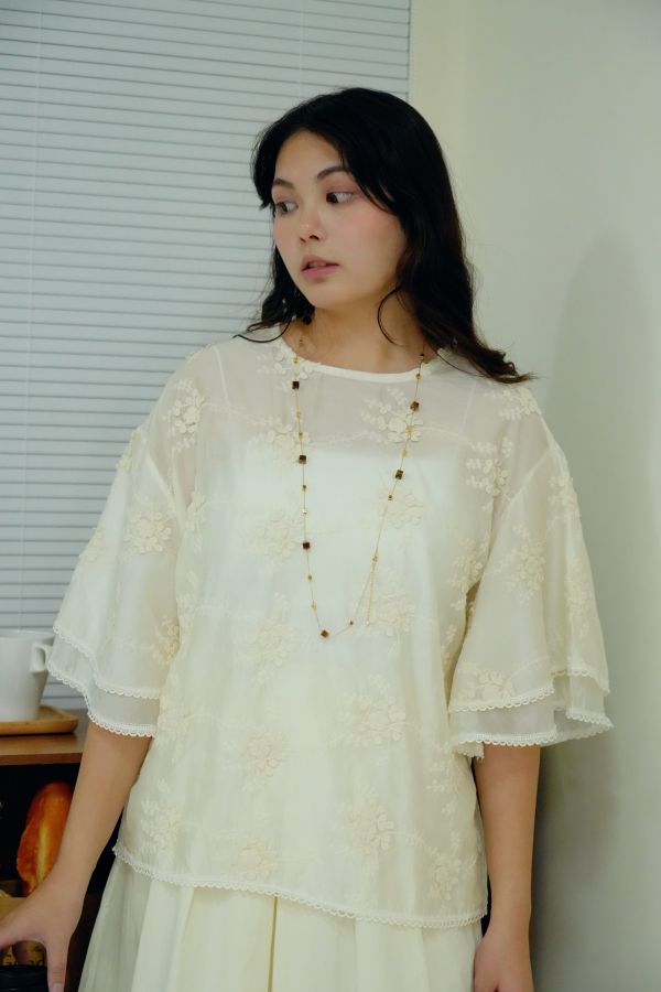 飛飛袖天絲繡花上衣 天絲上衣、天絲繡花上衣、日系上衣、氣質上衣、透氣上衣、夏季上衣、女裝上衣、百搭上衣、刺繡上衣、天絲女裝、天絲襯衫、天絲短袖