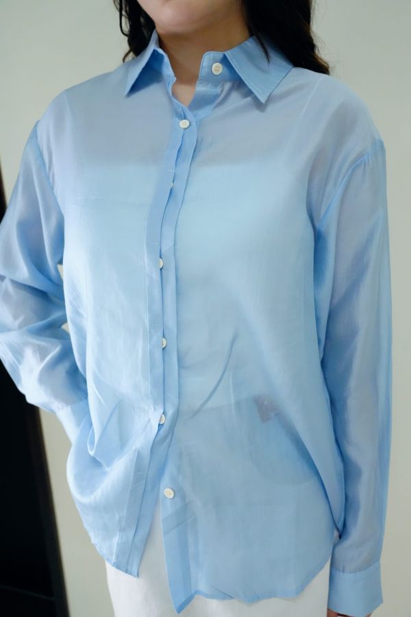 霧光天絲襯衫 天絲材質襯衫推薦、氣質感長袖上衣、輕薄天絲襯衫、柔霧光澤上衣、通勤穿搭襯衫、天絲長袖女裝、簡約氣質襯衫、女生質感上衣推薦