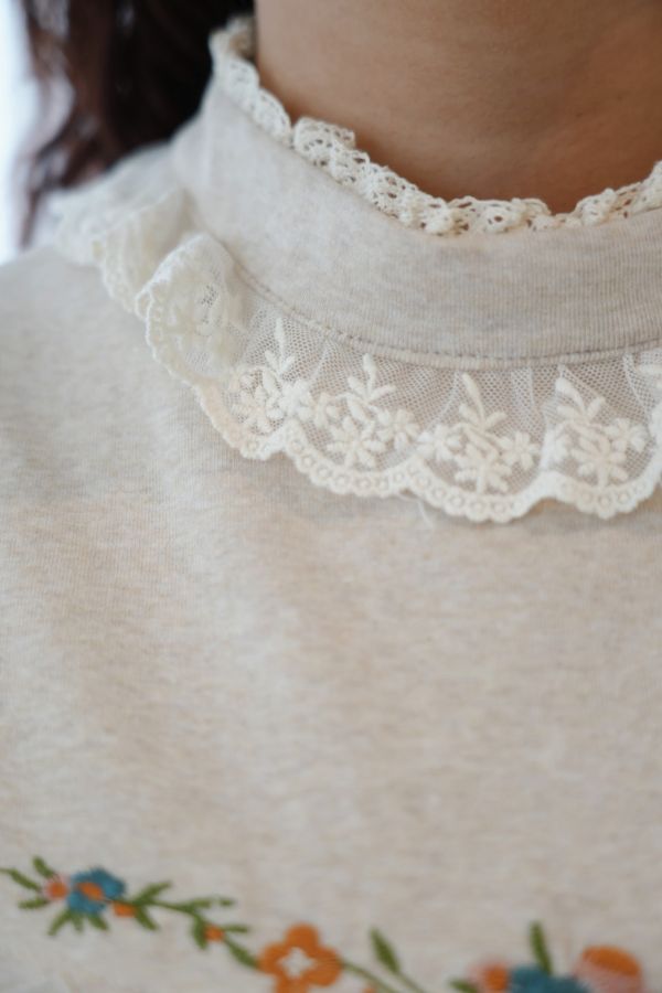 拼接蕾絲刺繡上衣 拼接蕾絲刺繡上衣、蕾絲刺繡上衣、拼接上衣、秋冬女上衣、百搭上衣、優雅上衣、女上衣、休閒上衣、通勤上衣、約會上衣、浪漫刺繡上衣、秋冬穿搭上衣