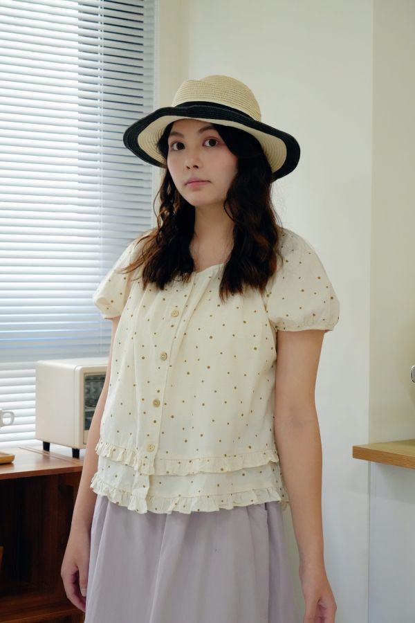 可愛裙擺圓點麻衫 圓點上衣、可愛風穿搭、森林系女裝、日系圓點衫、荷葉裙擺上衣、文青風格女裝、夏日上衣推薦